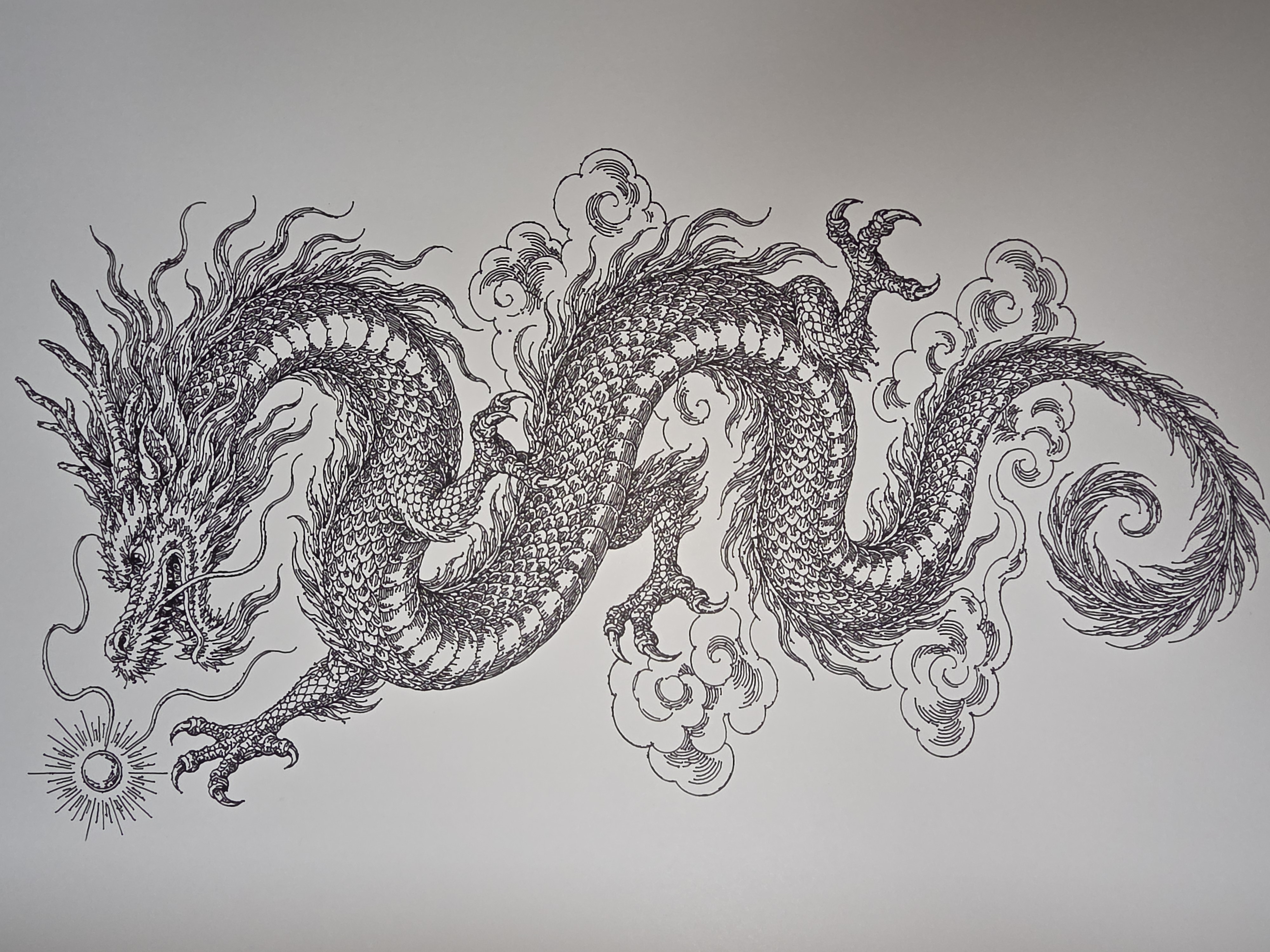 A4ケント紙に黒いペンで描かれた昇龍「雲を越えて」の実作品写真